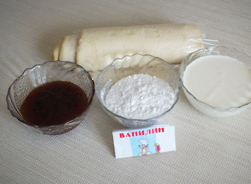 1. Этап. Корзиночки со взбитыми сливками: Подготовьте необходимые ингредиенты. Слоёное тесто разморозьте, дайте ему подойти. Сливки поставьте охлаждаться.