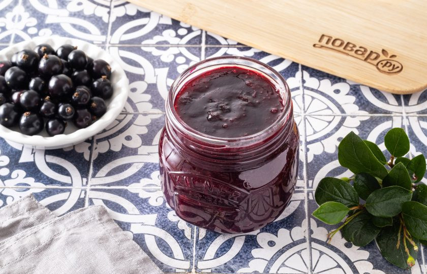 1. Этап. Черная смородина с агар-агаром на зиму: После разложите джем по чистым стерилизованным баночкам. Закрутите герметично крышки и оставьте так до полного остывания.