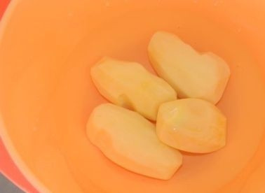 1. Этап. Суп-пюре постный: Картофель очищаем и моем.