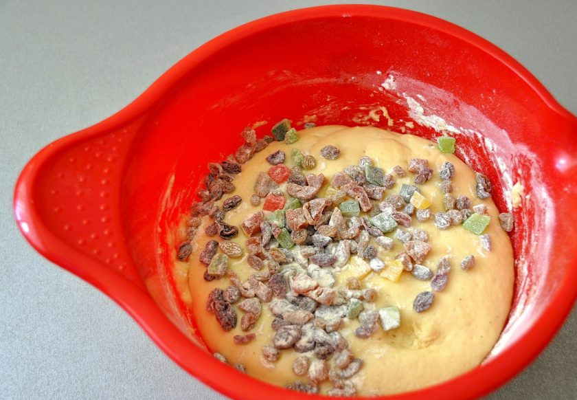 1. Этап. Кулич на молоке: После расстойки теста аккуратно вмешайте сухофрукты.