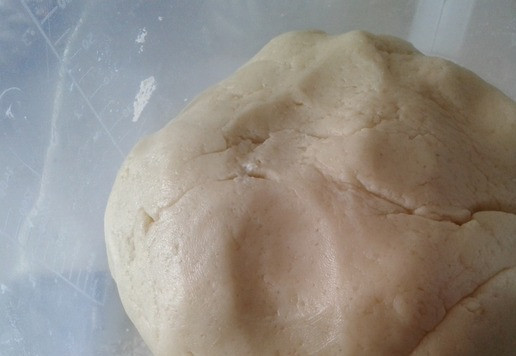 1. Этап. Варенье-желе из крыжовника и смородины: А теперь маленький бонус: Тесто навожу по вот этому рецепту из моей кк: 200-250г маргарина для выпечки (Пышка, жар-печка) 220г сахара (1стакан с горкой) 20г сметаны или кефира (чуть меньше столовой ложки) 2 яйца 1/2ч. л. соды 1 ст. л. уксуса (я заменяю на лимон свежевыжатый) мука пшеничная - по консистенции теста *** Маргарин взбить в миксере или комбаине до пышной массы. Добавить постепенно сахар, взбивать с ним еще, потом ввести сметану, яйца, погашенную соду, хорошо размешать и всыпать муку (столько, чтобы получилось пластичное тесто) Быстро замешать.