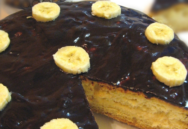 1. Этап. Самый быстрый бисквитный торт: Готовый десерт украшаем ломтиками банана. Приятного аппетита!