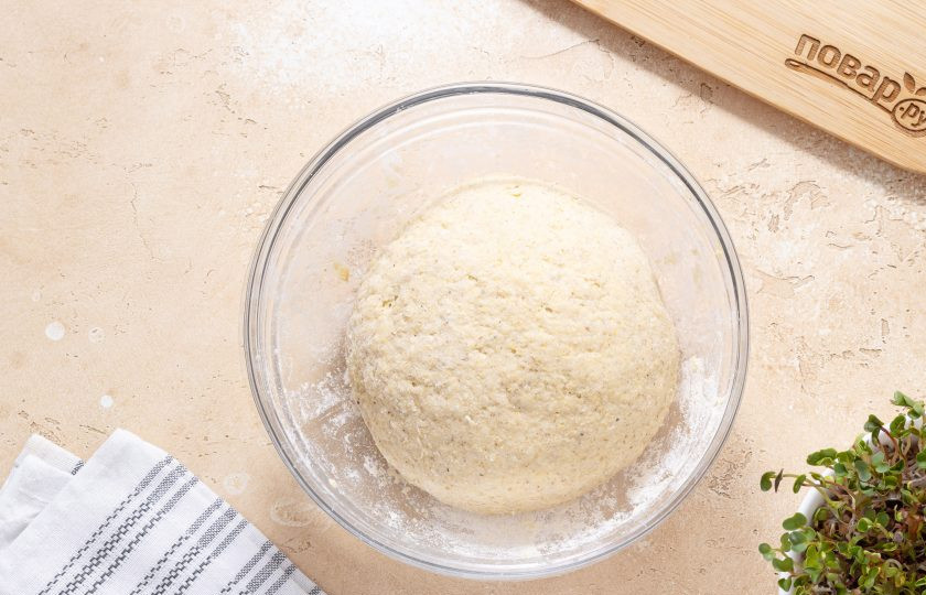 1. Этап. Хлеб из рисовой муки в духовке: Если тесто липнет к рукам, подсыпайте рисовую муку. Тесто должно получиться пластичным, не липнуть к рукам.