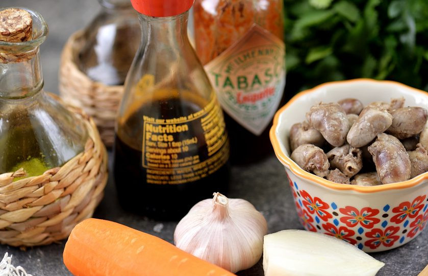 1. Этап. Холодная закуска из куриных сердечек в чесночно-соевом соусе: Подготовьте все необходимые ингредиенты. Лук, чеснок и морковь почистите, промойте вместе с кинзой, обсушите.