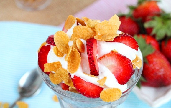 1. Этап. Клубника со взбитыми сливками: 5. Дополните до верха пиалу взбитыми сливками. Украсьте ягодками и хлопьями. Удивительно вкусно, оригинально и аппетитно! Рекомендую!