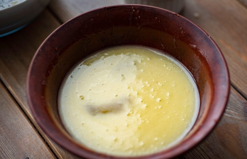 1. Этап. Булочки с яблоком и корицей из дрожжевого теста: Хорошенько все перемешайте.