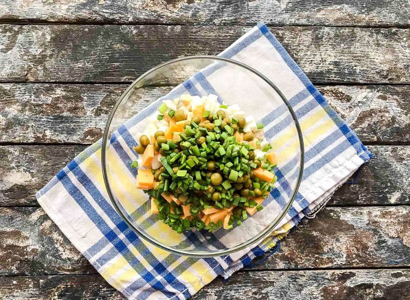 1. Этап. Салат с филе курицы: Добавьте мелко нарезанную зелень.