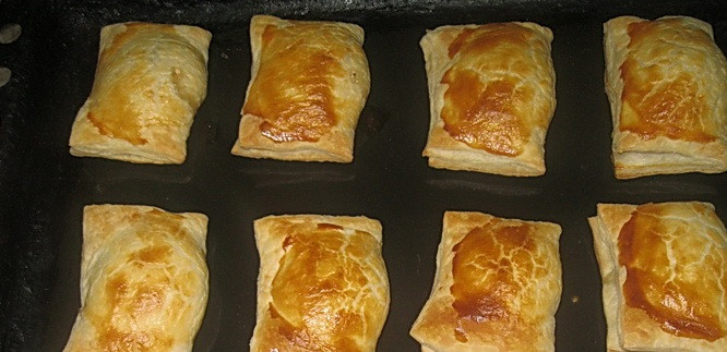 1. Этап. Слоеные пирожки с творогом: 6. Выпекаются слойки не более 20 минут при температуре 170 градусов.