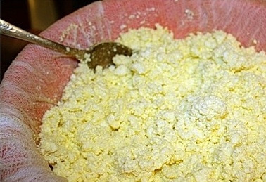 1. Этап. Пасха из молока: Когда сыворотка перестанет капать, снимем творог и тщательно перемешаем его с размягченным сливочным маслом и сахаром.