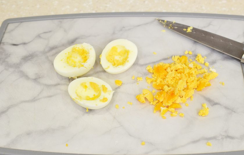 1. Этап. Яйца по-русски: Желток удалите.