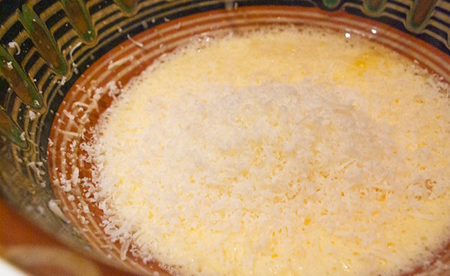 1. Этап. Спагетти под соусом Карбонара: Хорошенько перемешайте желтки со сливками, затем натрите сыр на мелкой терке и добавьте к полученной смеси.