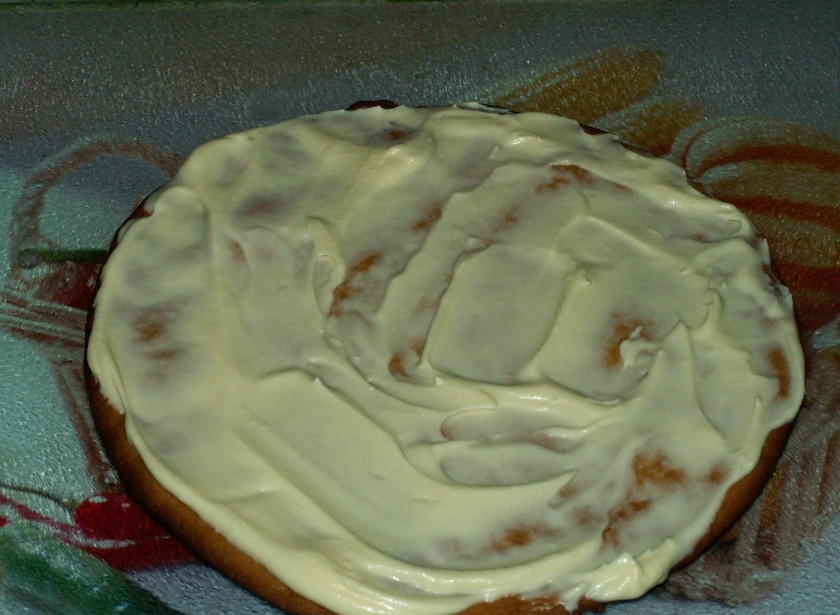 1. Этап. Торт Медовик со сгущенкой: Соберите торт на ровной поверхности: выложите первый корж на блюдо и смажьте равномерно кремом.