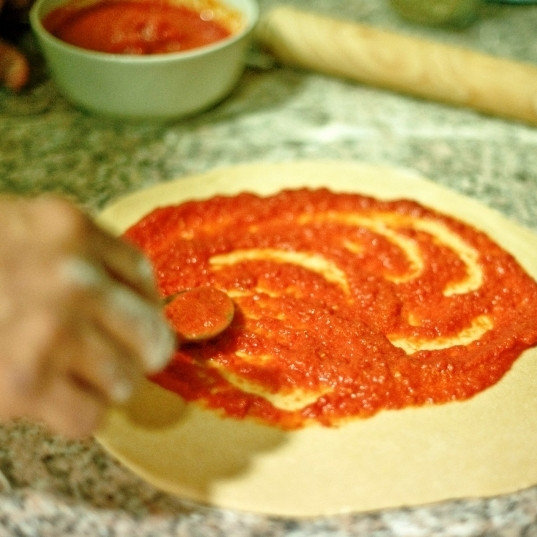 1. Этап. Итальянская пицца Маргарита: Щедрым слоем намазываем на тесто для пиццы домашний или покупной соус для пиццы. Приготовить его не сложно из помидоров, рецепт есть на этом сайте.