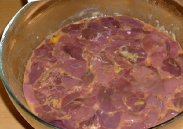 1. Этап. Куриная печень в сметане: Добавьте к печени яйцо и муку, перемешайте.