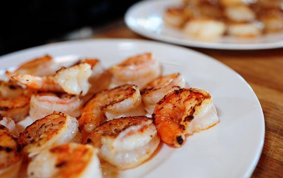 1. Этап. Паста с морепродуктами и помидорами: 2. Добавить еще 1 столовую ложку оливкового и сливочного масла в сковороду. Когда масло нагреется, добавить креветки, перемешать и слегка обжарить. Выложить на тарелку.