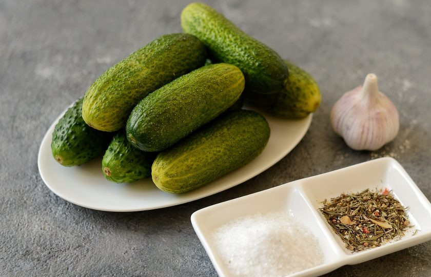 1. Этап. Бродячие огурцы: Подготовьте все ингредиенты. Огурцы хорошо помойте, затем замочите в холодной воде на 3-5 часов.