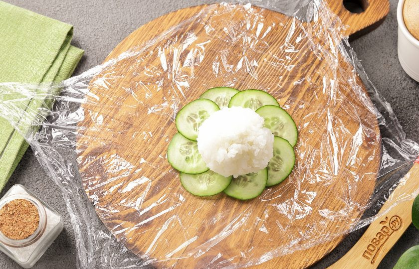 1. Этап. Суши-моти: На огурцы выложите 1 ст.л. риса с горкой.