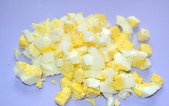 1. Этап. Салат Диана: 8. Яйца остудите, очистите и нарежьте кубиками.