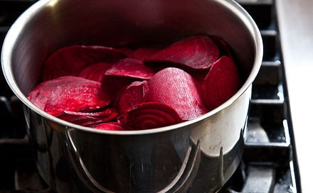 1. Этап. Свекла маринованная на зиму: Добавляем свеклу, ждем когда она закипит, затем варим еще 4 минуты, после чего снимаем ее с огня и накрываем кастрюлю крышкой и даем свекле остыть до комнатной температуры.