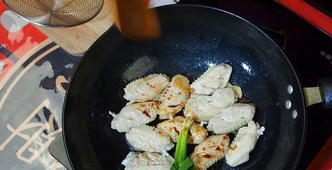 1. Stage. Chicken wings in Coke: Pour a little oil into a clean wok, put the cooked wings, ginger, and badian and stir-fry over medium heat. Then add salt, green onions and soy sauce.