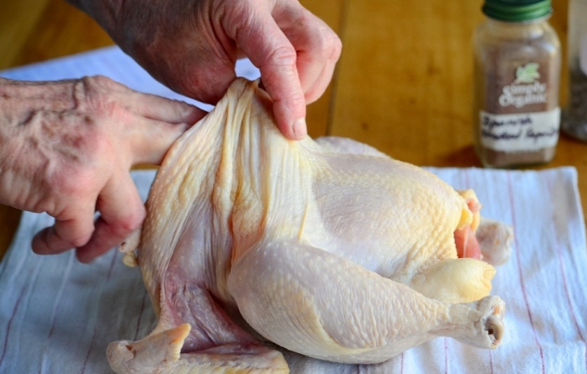 1. Этап. Курица запеченная по-мексикански: Помойте курицу, вычистите её от оставшихся потрохов. Поверните на спину и аккуратно отделите кожицу на животе от плоти.