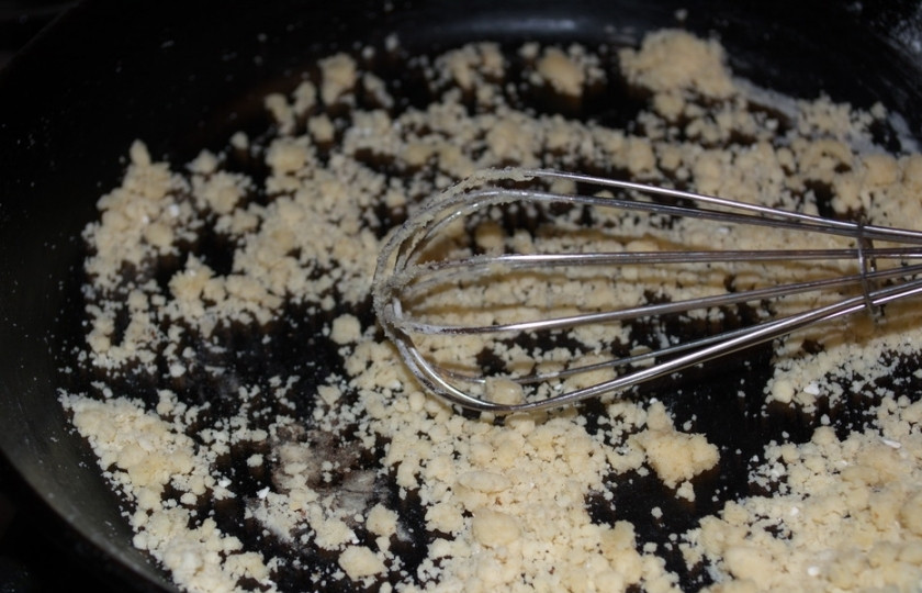 1. Этап. Рыба под соусом: В сковороде распустите растительное и сливочное масло одновременно. Как только сливочное масло разойдется, добавьте в сковороду муку. Смешайте масло с мукой, дав муке обжариться до легкого орехового аромата. Мука лишь на 1 тон станет темнее.