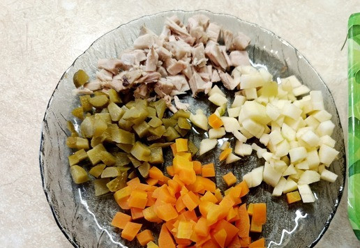 1. Этап. Салат Кутузов с индейкой: Всех ингредиентов я взяла примерно одинаковое количество. Свеклу и морковь сварить. Яблоко очистить от шкурки. Индейку ТМ Индилайт сварить. Нарезать кубиком мясо индейки, яблоко, морковь, маринованный огурец.