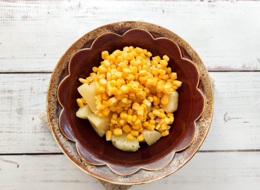 1. Этап. Салат Тайсон: Далее добавьте консервированную кукурузу.