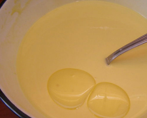 1. Этап. Блинный торт с медом: Делаем стандартное блинное тесто. Для этого взбиваем яйца с молоком, сахаром и солью. Делать это лучше миксером. Так блины получатся более воздушными. Досыпаем постепенно муку через сито, не переставая взбивать. Доливаем несколько ложек растительного масла, чтобы блины не приставали к сковороде.