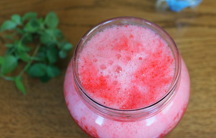 1. Этап. Напиток Торнадо: Наливаем минеральную воду с газом. Сначала половину бутылки. Даем напитку 5 минут настояться. Пена за это время немного осядет и можно будет добавить оставшуюся воду.