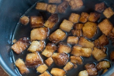 1. Этап. Пеммикан: И вытапливаем на очень маленьком огне до тех пор, пока шкварки не станут золотистого цвета. Убираем шкварки. Можно их измельчить и тоже добавит в пеммикан.