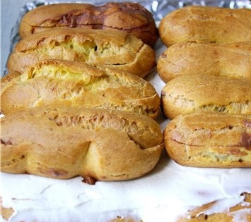 1. Этап. Торт Поленница из заварного теста: 6. Сливки взбейте с сахарной пудрой (количество зависит от ваших вкусовых предпочтений). Выкладывайте 