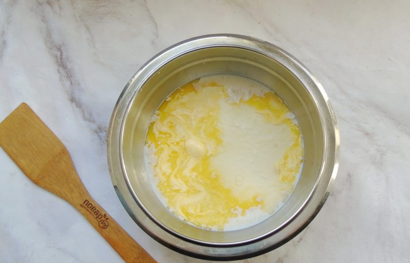 1. Этап. Отрывной пирог из дрожжевого теста с творожной начинкой: Сливочное масло или маргарин растопите, немного охладите и добавьте в тесто.