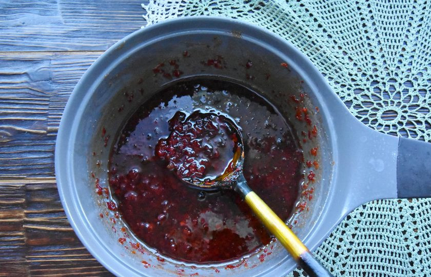 1. Этап. Джем из красного перца чили: Поставьте джем на средний огонь и доведите до кипения. Помешивая варите 3-5 минут, после чего снимите с огня и остудите. Уварите джем в 2-3 подхода до загущения. На последнем этапе уваривания добавьте бальзамический уксус. После остывания джем станет еще гуще.