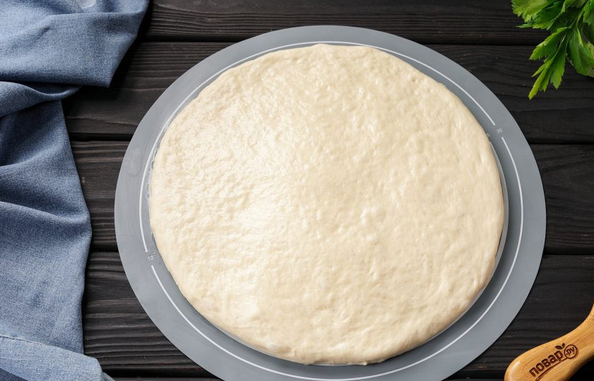 1. Этап. Армянский хачапури: Переверните и аккуратно разминайте руками, придавая круглую форму, чтобы начинка распределилась равномерно. Можно раскатать скалкой, но я её не использовала. Если будете выпекать на специальном коврике или бумаге, то можете перенести заготовку на неё и размять сразу там.