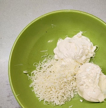 1. Этап. Сырно-шпинатная курица: Взять по 50 г сливочного плавленого, творожного и твердого сыра. В идеале пармезан.