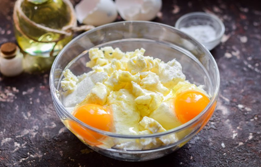 1. Этап. Творожная запеканка Лазерсона: Вбейте в емкость несколько куриных яиц. Добавьте сахар по вкусу.