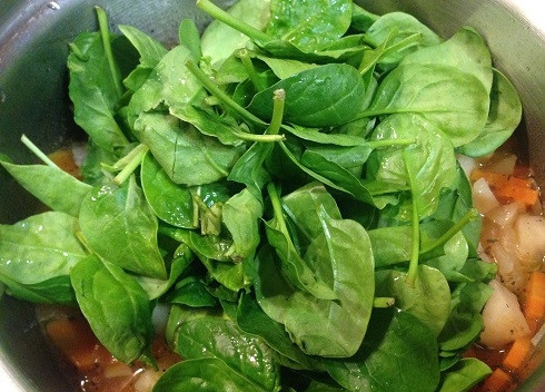 1. Этап. Суп с фасолью и шпинатом: 8. И подошла очередь шпината. Его можно измельчить, если у вас очень крупные листья. Варим минут 4-5.