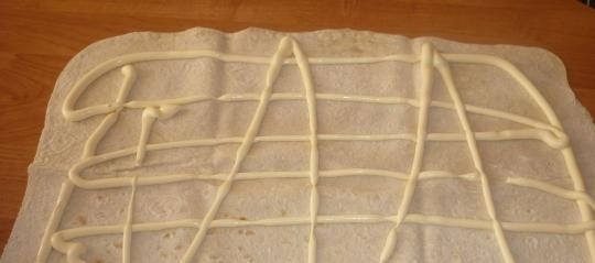 1. Этап. Лаваш с шампиньонами и сыром: 5. Смазываю лаваш майонезом, чтобы он был более сочный.