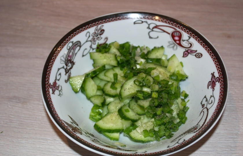 1. Этап. Огурцы кусочками в собственном соку: Свежую петрушку нужно вымыть и обсушить. С веточек петрушки снимите листики и нарежьте их мелко. Лучше не использовать для салата толстые стволы.