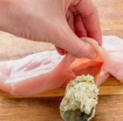 1. Этап. Ленивые Котлеты по-киевски: В каждом кусочке сделайте глубокий надрез, с помощью ложки вложите масло с зеленью.