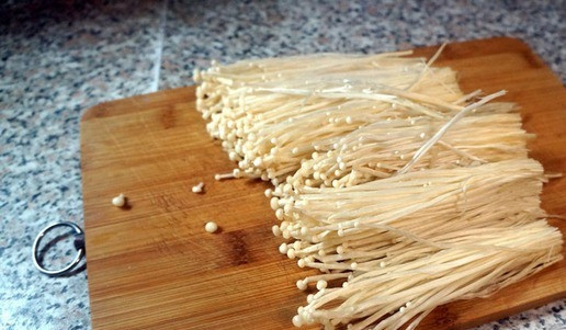 1. Этап. Грибы эноки: Хорошенько их промыть, просушить. Разобрать немного на пучки помельче.