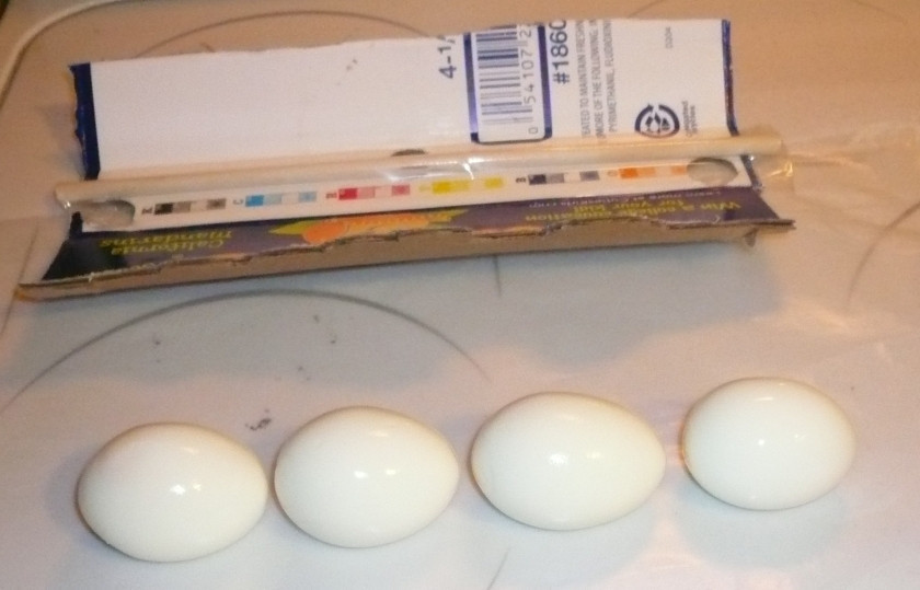 1. Этап. Яйца в форме сердечек: Почистите яйца.