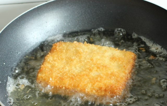 1. Этап. Жареный сэндвич с моцареллой: 6. Выложите в хорошо разогретое масло и жарьте с двух сторон до румяной корочки.