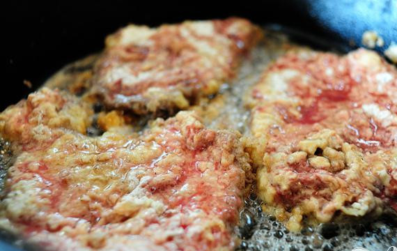 1. Этап. Куриный стейк с соусом: 3. Нагреть масло в большой сковороде на среднем огне. Готовить мясо, по три штуки за раз, пока края не станут золотисто-коричневого цвета, около 2 - 2 1 / 2 мин с каждой стороны. Выложить мясо на бумажное полотенце и держать в тепле. Повторить, пока все мясо не будет приготовлено.