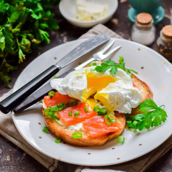 Бутерброды с красной рыбой и яйцом пашот