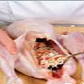 1. Этап. Рождественская индейка с апельсинами: 4. С обжаренными овощами смешиваем рис, по вкусу приправляем солью. Индейку плотно фаршируем получившейся смесью. Разрез на тушке скрепляем зубочистками, связываем ножки.