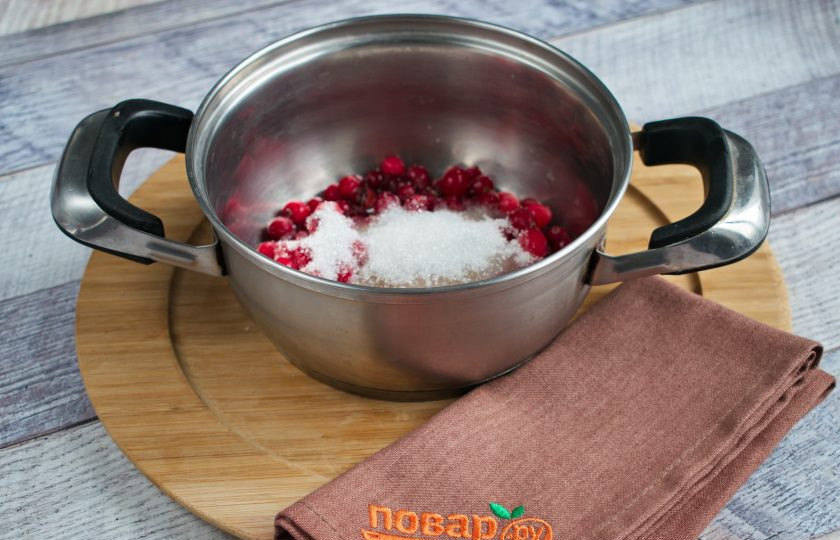 1. Этап. Шведские фрикадельки с кремовым соусом: В сотейнике или кастрюльке с толстым дном соедините клюкву (бруснику), сахар и яблочный сок. Придавите немного ягоды картофелемялкой. Варите до загустения соуса и частичного разваривания ягод. При остывании соус еще больше загустеет.