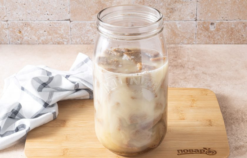 1. Этап. Домашний квас из черного хлеба на сухих дрожжах: Влейте дрожжи разведенные дрожжи в банку. Перемешайте.