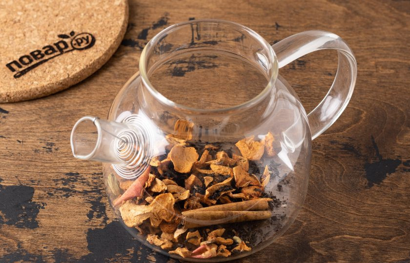 1. Этап. Яблочный чай с пряностями: Пересыпьте получившуюся смесь в заварочный чайник, добавьте палочку корицы.